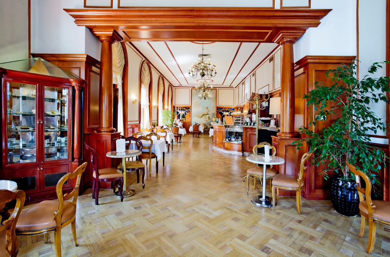 Kavana hotela Palace, interijer koji vodi u prošlost